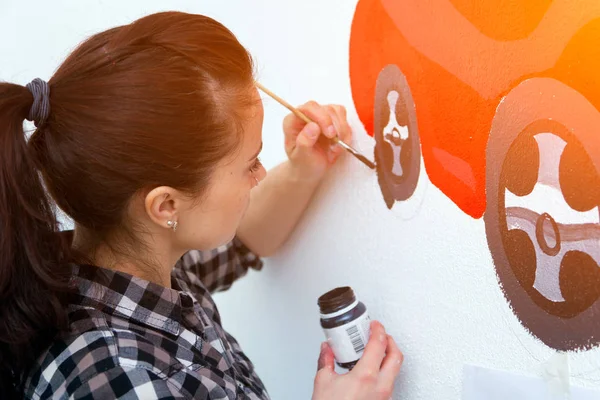 Jovem Pintor Menino Mãe Desenha Para Uma Criança Uma Parede — Fotografia de Stock