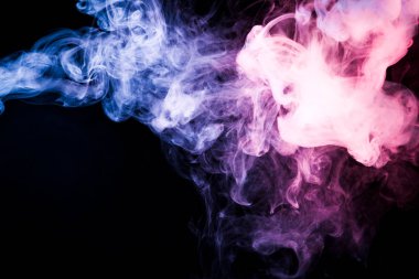 Siyah bir yalıtılmış zemin üzerine mavi ve pembe renklerin yoğun çok renkli duman. Arka planını duman vape
