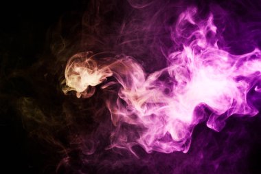 Siyah bir yalıtılmış zemin üzerine mavi ve pembe renklerin yoğun çok renkli duman. Arka planını duman vape