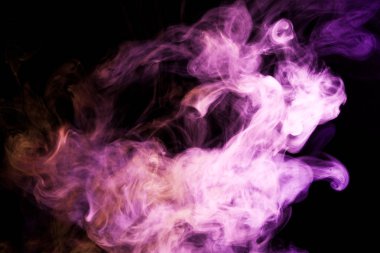 Siyah bir yalıtılmış zemin üzerine mavi ve pembe renklerin yoğun çok renkli duman. Arka planını duman vape