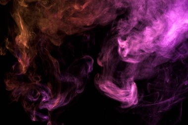 Siyah bir yalıtılmış zemin üzerine mavi ve pembe renklerin yoğun çok renkli duman. Arka planını duman vape