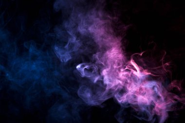 Pembe ve mavi siyah yalıtılmış zemin kalın renkli duman. Arka plandan vape duman
