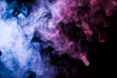 Pembe ve mavi siyah yalıtılmış zemin kalın renkli duman. Arka plandan vape duman