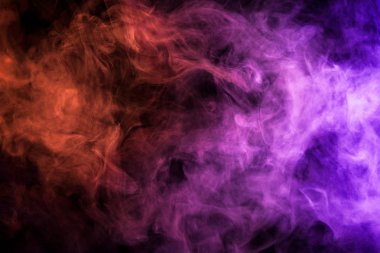 Kırmızı ve pembe siyah Yalıtılmış zemin kalın renkli duman. Arka plandan vape duman