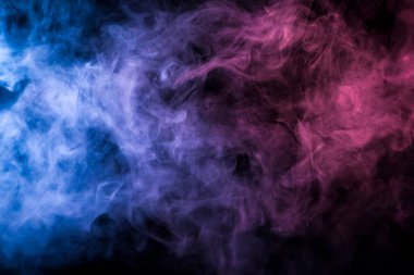Pembe ve mavi siyah yalıtılmış zemin kalın renkli duman. Arka plandan vape duman