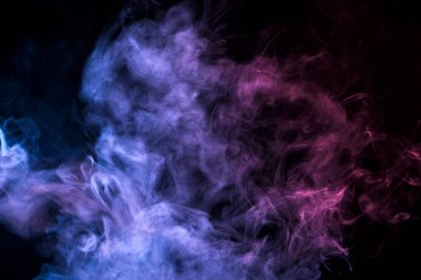 Kırmızı ve pembe siyah Yalıtılmış zemin kalın renkli duman. Arka plandan vape duman