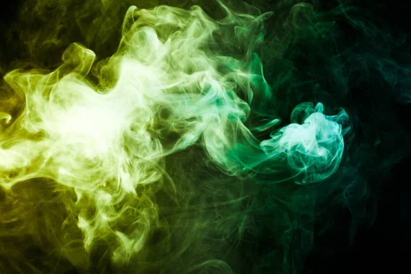 Humo Denso Multicolor Colores Verde Azul Sobre Fondo Negro Aislado — Foto de Stock