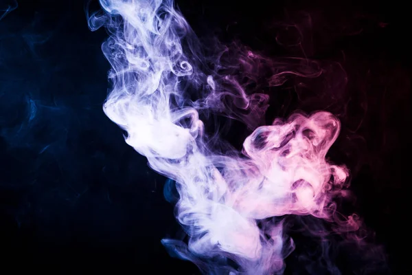 孤立した黒地に青とピンク色の濃い色とりどりの煙 煙のアークの背景 — ストック写真