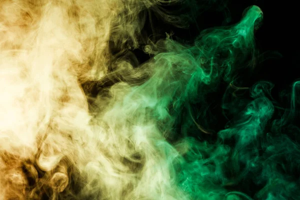 浓厚的绿色和黄色烟雾在一个黑色的孤立背景 背景从烟雾的 Vape — 图库照片