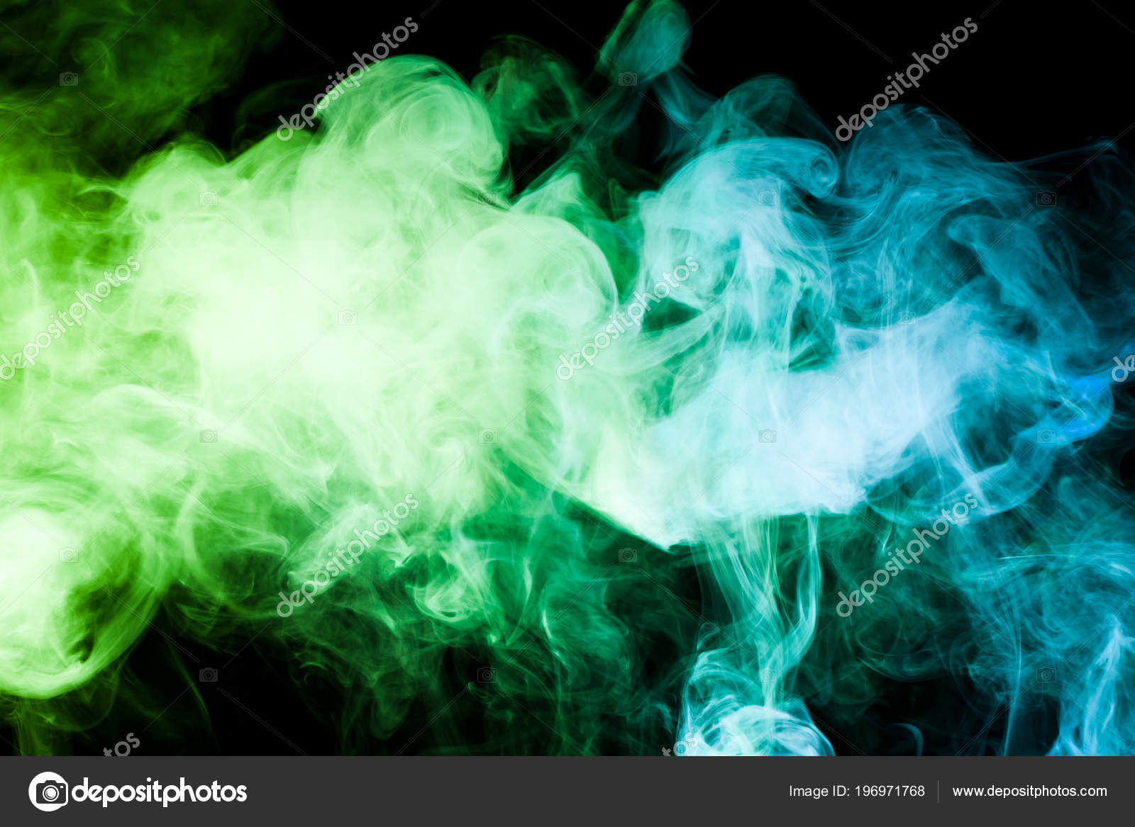 Humo Denso Multicolor Colores Verde Azul Sobre Fondo Negro Aislado