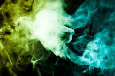 Renkli sarı ve yeşil izole arka plan siyah bir duman. Arka plandan vape duman