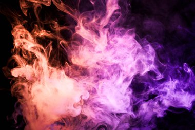 Renkli kırmızı ve pembe bir duman siyah Yalıtılmış zemin. Arka plandan vape duman