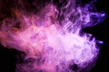 Pembe ve mor renk siyah yalıtılmış zemin yoğun çok renkli duman. Arka planını duman vape