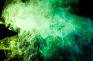 Renkli sarı ve yeşil izole arka plan siyah bir duman. Arka plandan vape duman