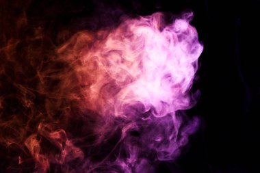 Renkli kırmızı ve pembe bir duman siyah Yalıtılmış zemin. Arka plandan vape duman