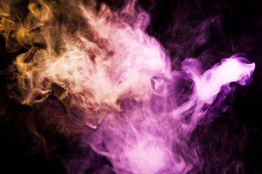 Siyah bir yalıtılmış zemin üzerine pembe ve kırmızı renklerin yoğun çok renkli duman. Arka planını duman vape