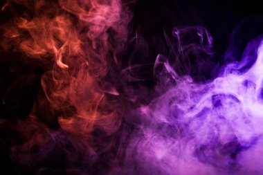 Siyah bir yalıtılmış zemin üzerine pembe ve kırmızı renklerin yoğun çok renkli duman. Arka planını duman vape