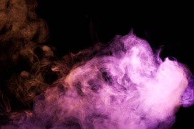 Pembe ve kırmızı bulut duman siyah arka plan izole. Vap duman arka plan