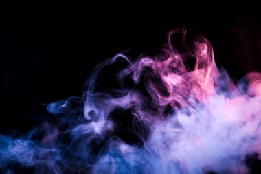 Yoğun çok renkli duman pembe, mavi ve mor renkler bir siyah arka plan izole. Arka planını duman vape