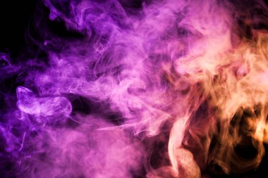 Pembe ve kırmızı bulut duman siyah arka plan izole. Vap duman arka plan