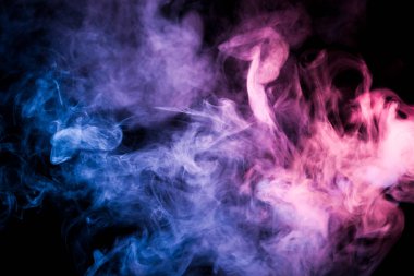 Yoğun çok renkli duman pembe, mavi ve mor renkler bir siyah arka plan izole. Arka planını duman vape