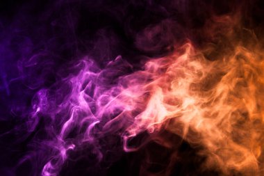 Pembe ve kırmızı bulut duman siyah arka plan izole. Vap duman arka plan