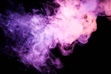 Pembe ve mor bulut duman siyah arka plan izole. Vap duman arka plan