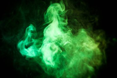 Yeşil ve sarı bulut duman siyah arka plan izole. Vap duman arka plan