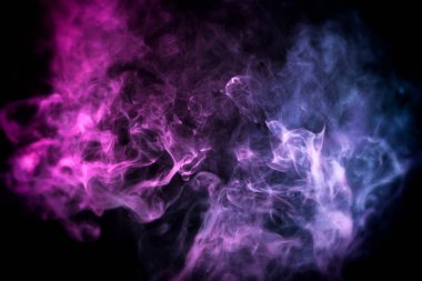 Pembe, mor ve mavi bulut duman siyah arka plan izole. Vap duman arka plan