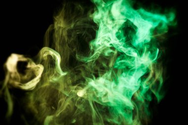 Yeşil ve sarı siyah bir duman bulutu arka plan izole. Vap duman arka plan