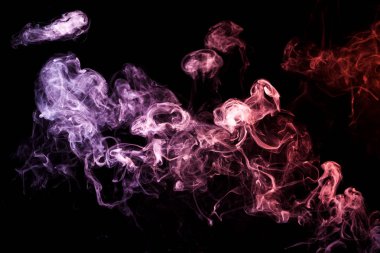 Siyah bir yalıtılmış zemin üzerine pembe ve kırmızı renklerin yoğun çok renkli duman. 