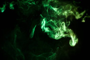 Siyah bir yalıtılmış zemin üzerine yeşil ve sarı renklerin yoğun çok renkli duman. 