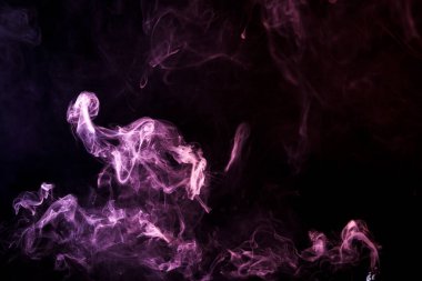 Siyah bir yalıtılmış zemin üzerine pembe ve kırmızı renklerin yoğun çok renkli duman. 