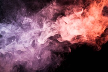 Siyah bir yalıtılmış zemin üzerine pembe ve kırmızı renklerin yoğun çok renkli duman. 