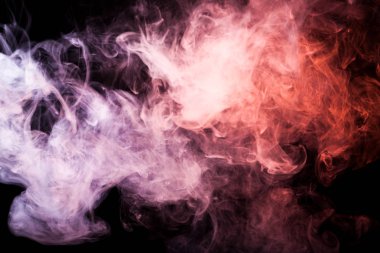 Siyah bir yalıtılmış zemin üzerine pembe ve kırmızı renklerin yoğun çok renkli duman. 