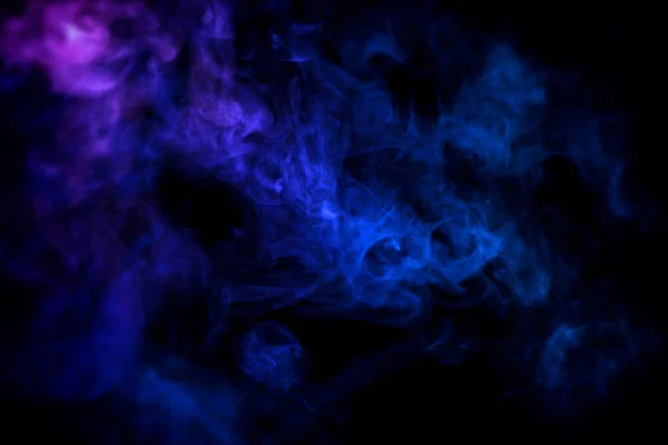 蓝云烟雾的黑色孤立背景 Vap 的烟雾背景 — 图库照片