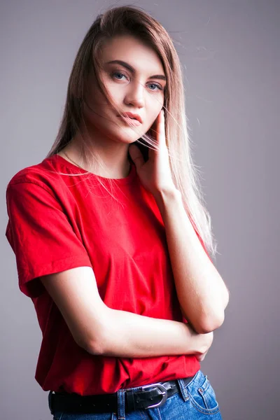 Glimlachend Ernstige Mooie Jonge Vrouw Rode Shirt Jaens Poseren Met — Stockfoto