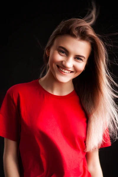 Glimlachend Mooie Jonge Vrouw Rode Shirt Jaens Poseren Met Handen — Stockfoto
