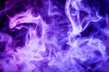 Yoğun mor dumanlı bir siyah arka plan izole. Arka planını duman vape