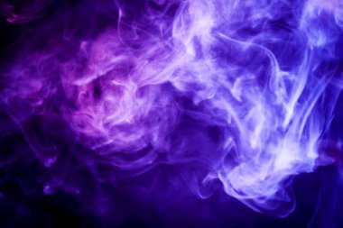 Yoğun mor dumanlı bir siyah arka plan izole. Arka planını duman vape