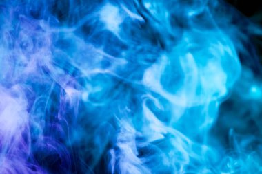 Yoğun mavi siyah bir duman arka plan izole. Duman vap arka plan