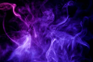 Yoğun mor dumanlı bir siyah arka plan izole. Arka planını duman vape