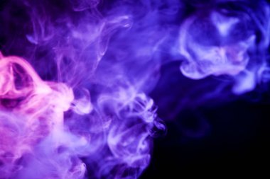 Yoğun mor dumanlı bir siyah arka plan izole. Arka planını duman vape