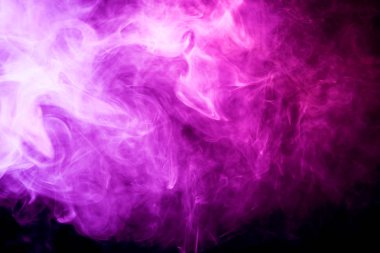 Kalın pembe duman bir siyah arka plan izole. Vap duman arka plan