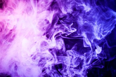 Kalın mor dumanlı bir siyah arka plan izole. Vap duman arka plan