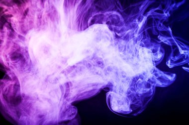 Siyah bir yalıtılmış zemin üzerine mor duman bulutu. Vap duman arka plan