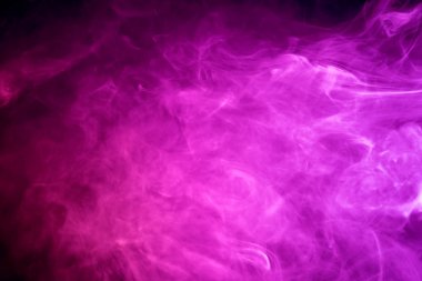 Kalın renkli pembe duman bir siyah arka plan izole. Vap duman arka plan