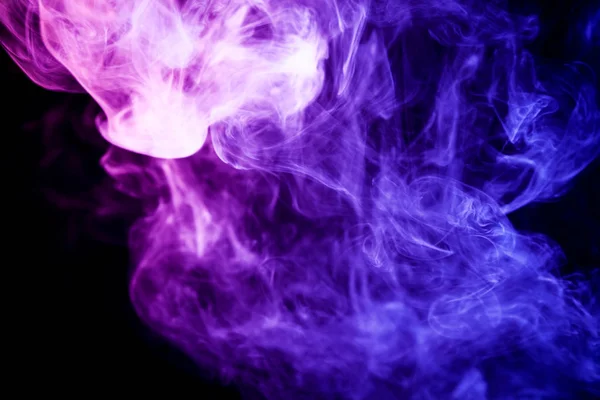 孤立した黒地に濃い紫の煙 Vap の煙から背景 — ストック写真
