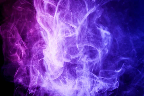 孤立した黒地に紫の煙の雲 Vap の煙から背景 — ストック写真