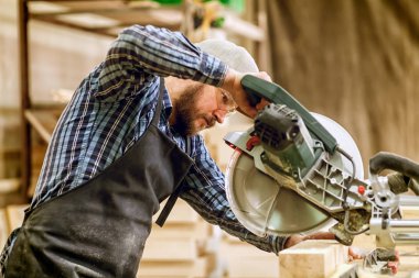 Marangoz, tahta kesmek için testere, demir testeresi, inşaat ve onarım, onarım ve inşaat aletlerini testereyle kesmiş.